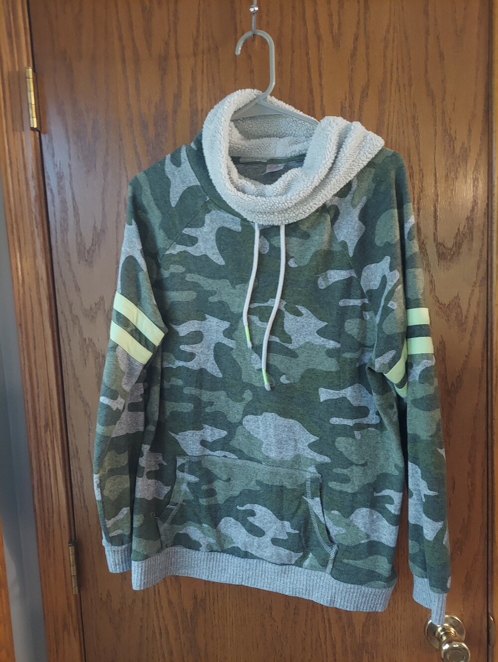 No Boundaries Camo Cowl Neck Sweatshirt XXL 19 Sherpa Collar Yellow Stripe